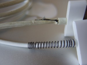 iPhoneの充電ケーブルの根元を補強
