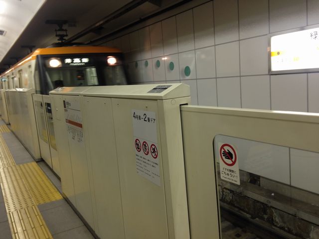 大阪の地下鉄の可動式ホーム柵