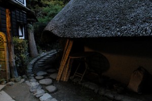 茨木市の竪穴式カフェ「茶房まだま村」